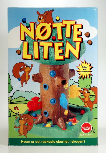 Colorful board game Nøtteliten with a tree and animal pieces.