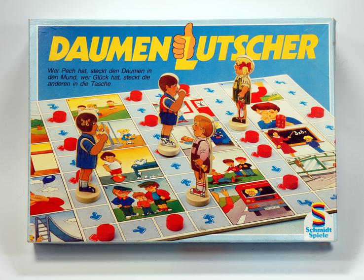Vintage German board game 'Daumenutscher' with colorful pieces and cards.